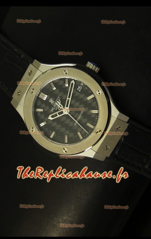 Hublot Classic Fusion avec boîtier acier 39mm et cadran en carbone