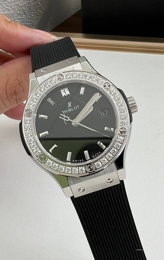 Hublot Classic Fusion en acier inoxydable 33MM Cadran noir Mouvement suisse à quartz Montre de qualité miroir 1:1